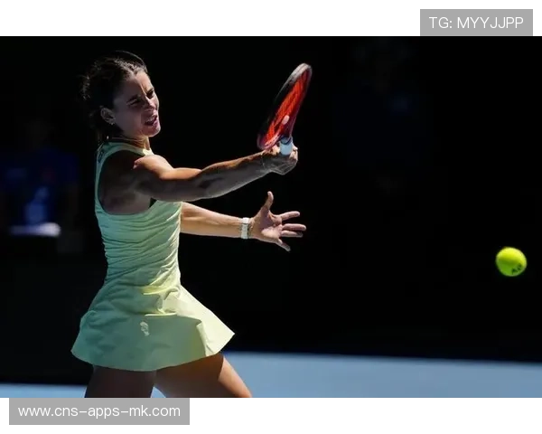 网球比赛球童被球砸倒!选手跑去查看 网球比赛球童被球砸倒!选手跑去查看