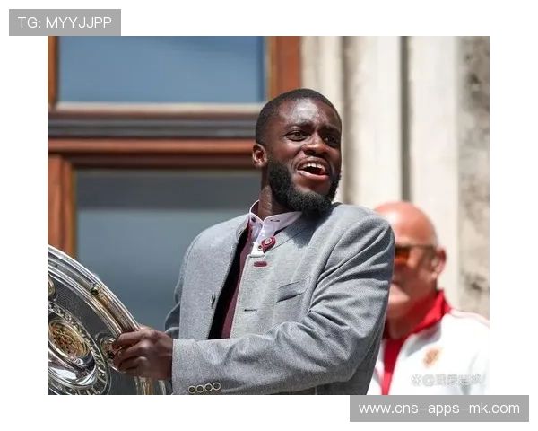 拜仁持续高速流畅传递,乌帕梅卡诺准确判断