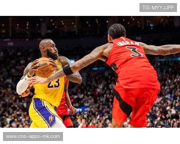 詹姆斯篮下面对包夹强势打成，湖人挽回局面