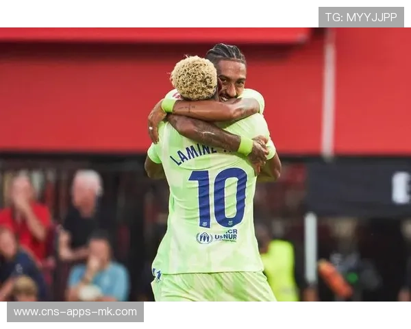 巴萨禁区左侧传中到位,拉菲尼亚横敲门前推进入网 巴萨禁区左侧传中到位,拉菲尼亚横敲门前推进入网