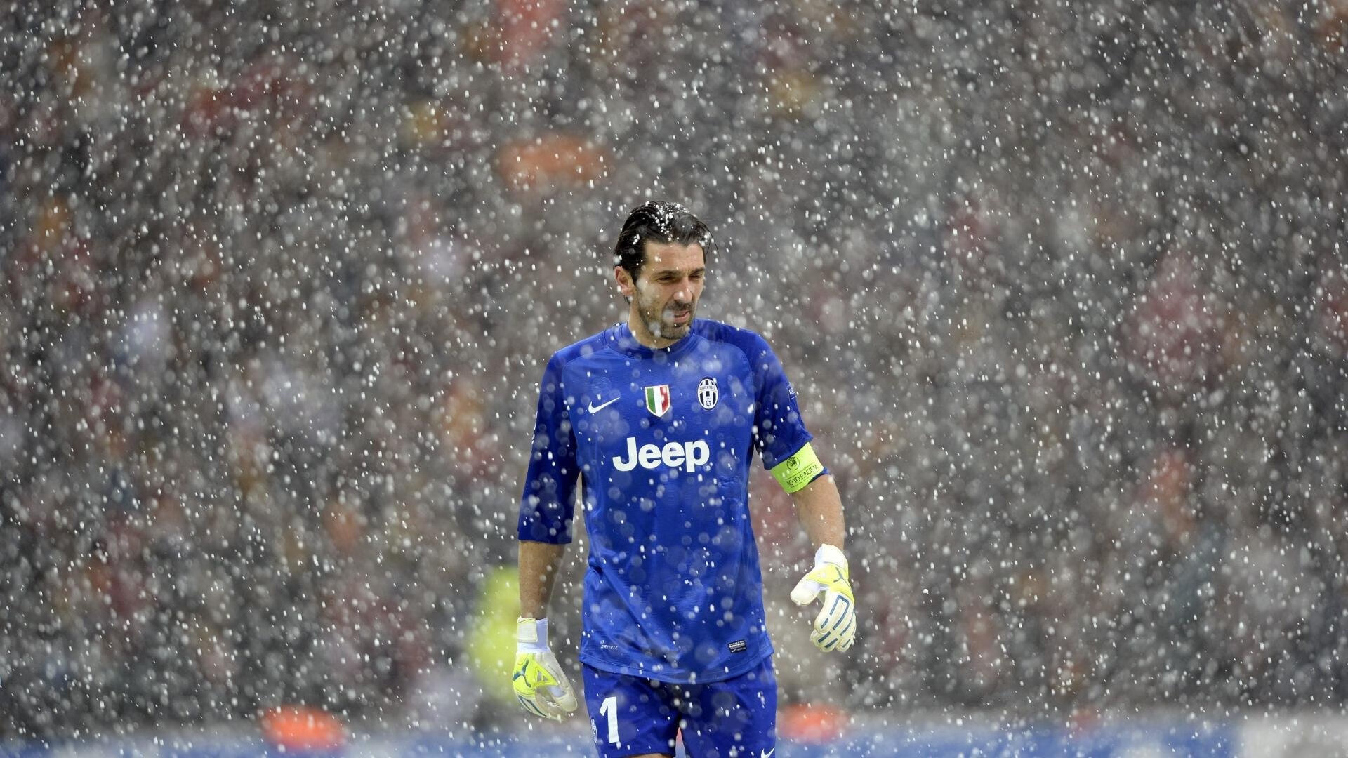 公牛训练结束后组织战术问答考验球员理解,公牛教练组